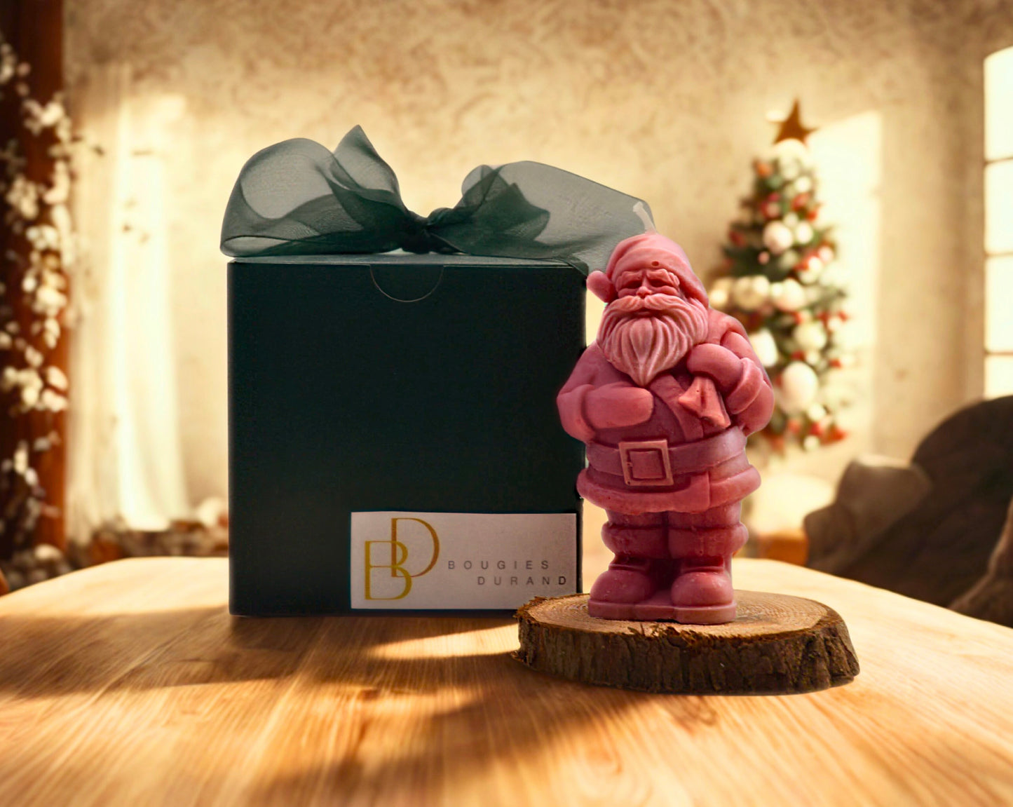 Jolie bougie en forme de père noël à la cire de soja et aux parfums de Grasse.