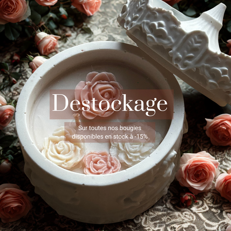 Bougies artisanales en déstockage dans l’atelier, créations parfumées disponibles à prix réduit avec –15 %, quantités limitées.