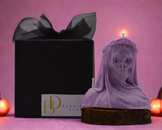 Bougie en forme de roi déchu squelettique, en cire d’olive parfumée à Grasse, création artisanale décorative au style gothique.