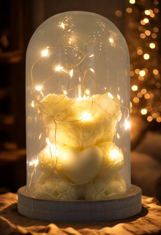 Bougie en forme de grand ours, placée dans une cloche en verre avec une guirlande lumineuse