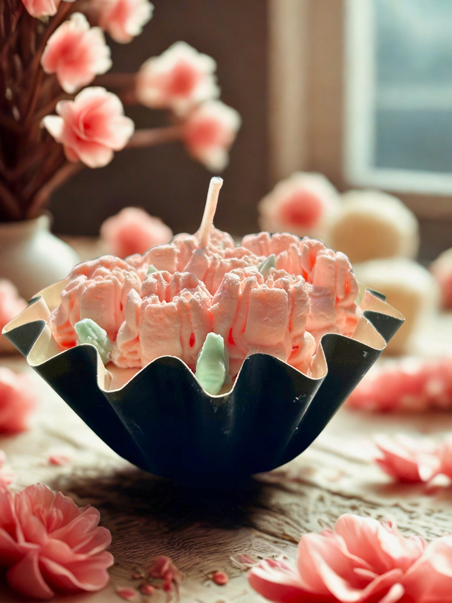 Bougie décorative en forme de bouquet fleuri, en cire d’olive parfumée à Grasse, création artisanale élégante pour la maison.