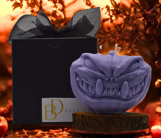 Bougie Halloween en cire d’olive en forme de citrouille possédée, parfumée à Grasse, décoration originale et effrayante.