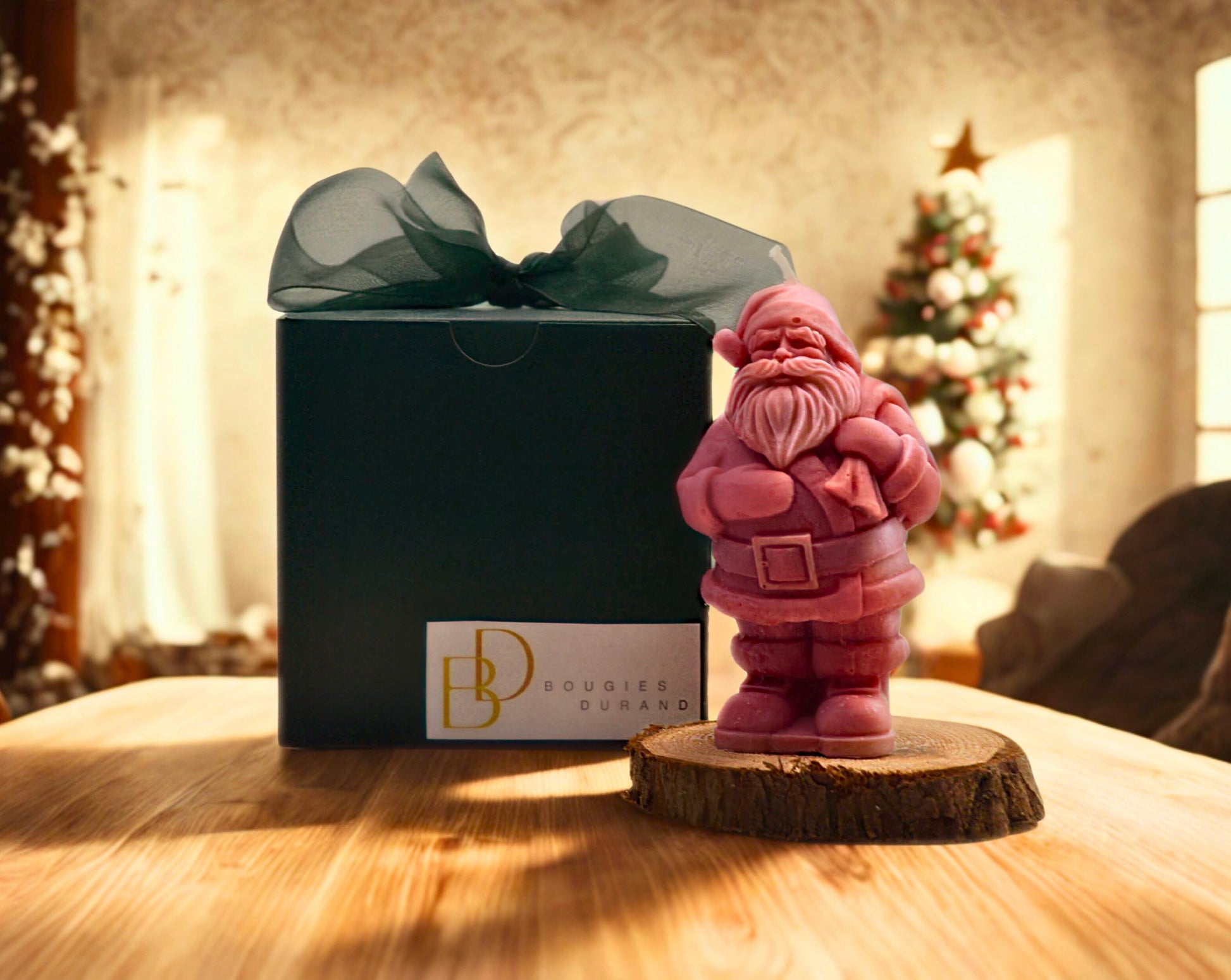 Jolie bougie en forme de père noël à la cire de soja et aux parfums de Grasse.