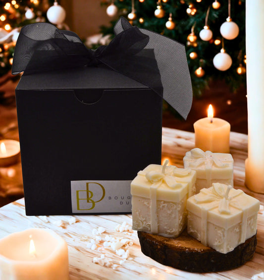 Lot de trois bougies en forme de cadeaux de noël