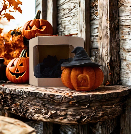 Création en jesmonite, en forme de citrouille avec un chapeau de sorcière pour halloween