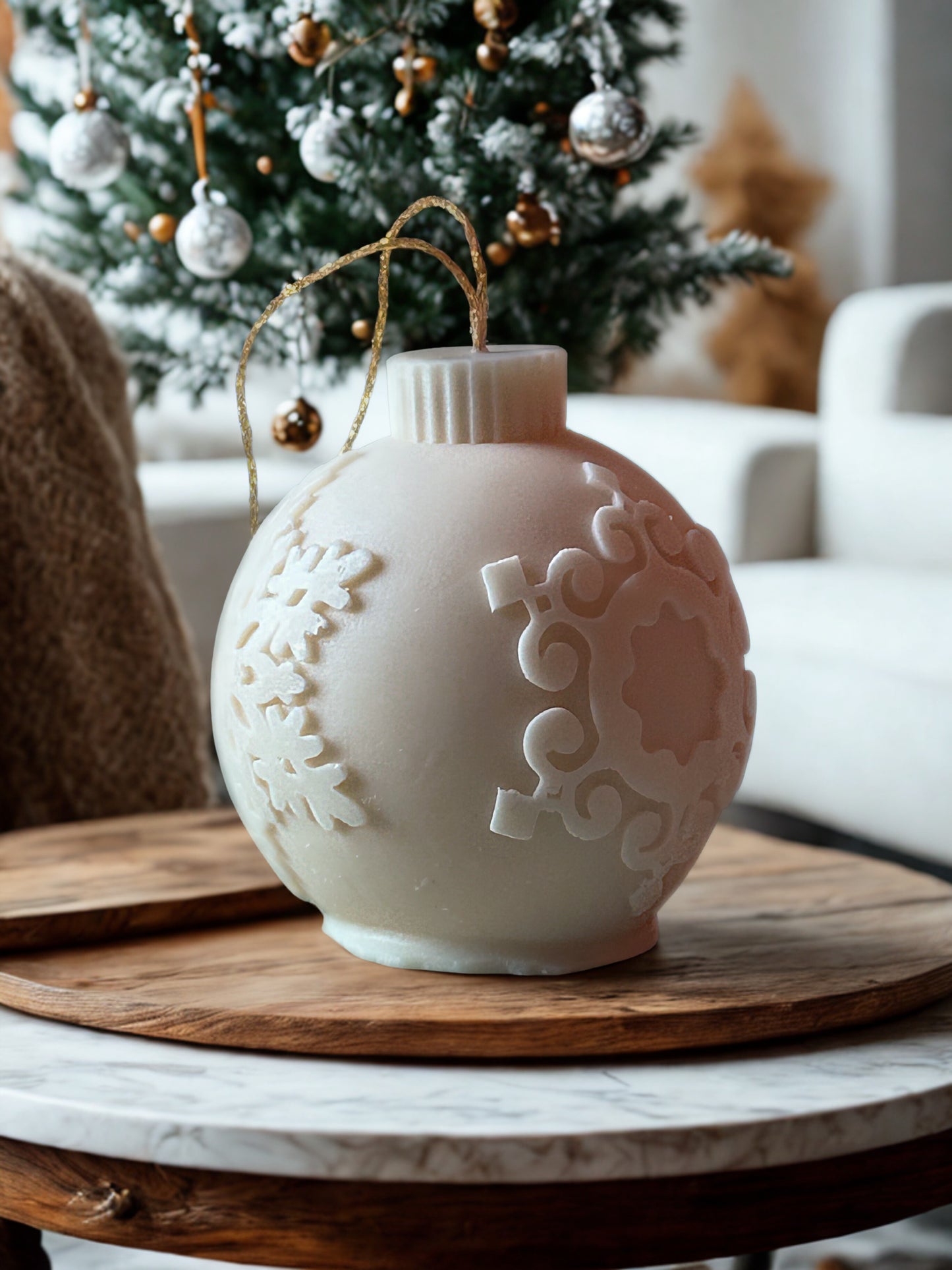 Boule de Noël parfumées à l'anis étoilé en cire naturelle, faites main, vegan et sans CMR, pour un sapin élégant.