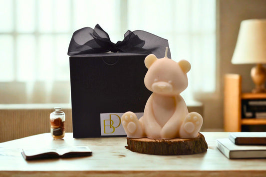 Adorable bougie en forme d'ourson réaliste à la cire de soja et aux parfums de Grasse.
